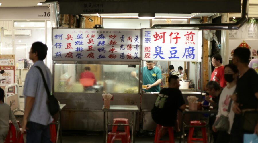 Étal de tofu puant (chou doufu) dans un night market taïwanais