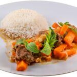 Bol de curry massaman thaïlandais au bœuf et pommes de terre