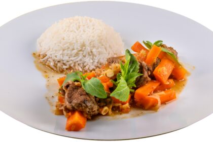 Bol de curry massaman thaïlandais au bœuf et pommes de terre