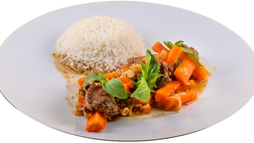 Bol de curry massaman thaïlandais au bœuf et pommes de terre