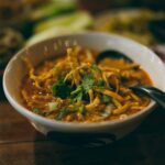 Bol de khao soi, soupe de nouilles au curry du nord de la Thaïlande