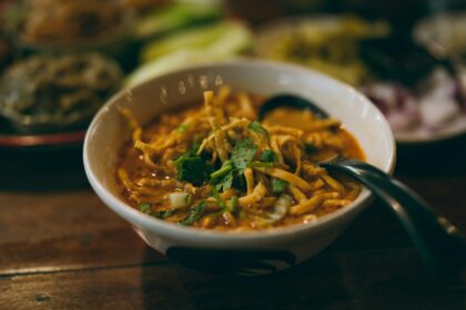 Bol de khao soi, soupe de nouilles au curry du nord de la Thaïlande