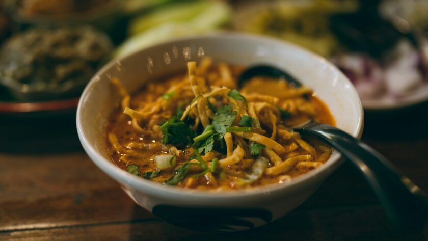 Bol de khao soi, soupe de nouilles au curry du nord de la Thaïlande