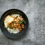 Pad kra pao : riz, porc sauté au basilic sacré et œuf au plat