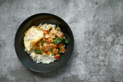 Pad kra pao : riz, porc sauté au basilic sacré et œuf au plat