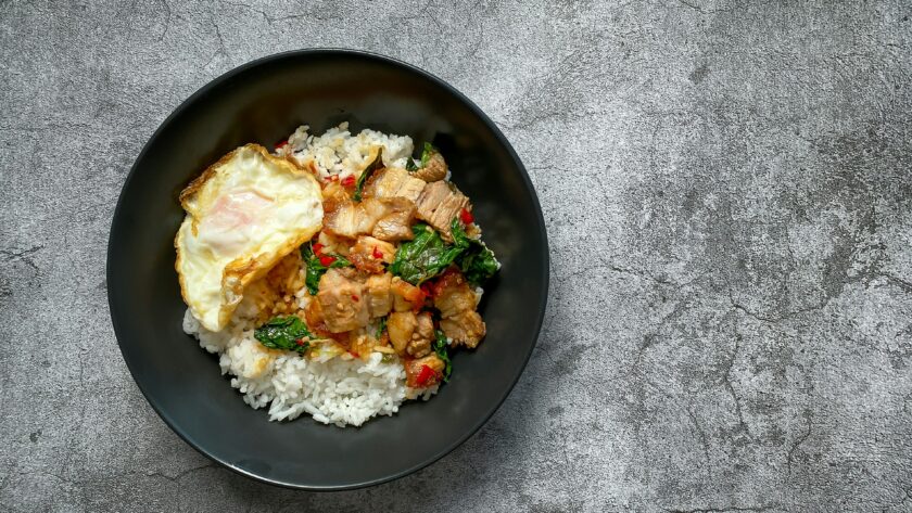Pad kra pao : riz, porc sauté au basilic sacré et œuf au plat