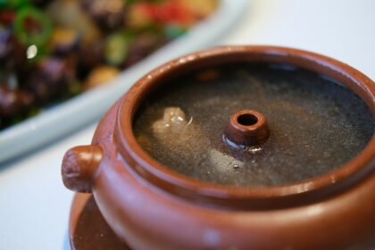 Poulet aux trois tasses mijoté en cocotte, plat taïwanais au basilic