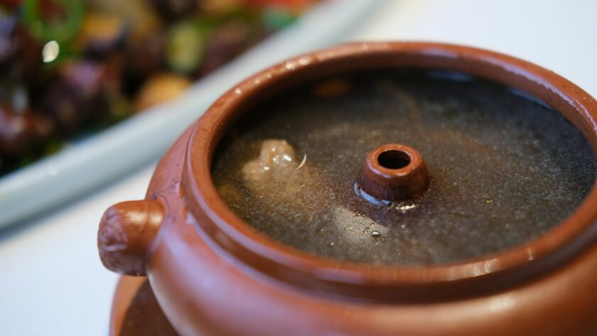Poulet aux trois tasses mijoté en cocotte, plat taïwanais au basilic