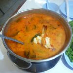 Bol de tom yum goong, soupe thaïlandaise épicée aux crevettes et aux herbes