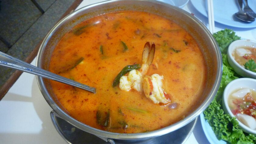 Bol de tom yum goong, soupe thaïlandaise épicée aux crevettes et aux herbes